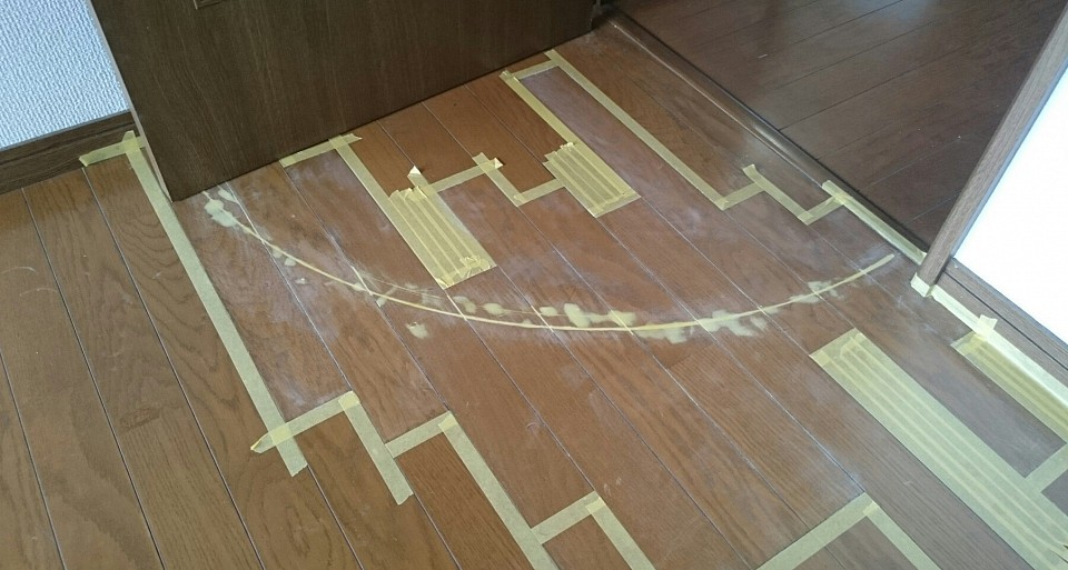 川崎市幸区大宮町マンションLD、傷の範囲が広いので、樹脂パテを充填、研磨平滑形成します。