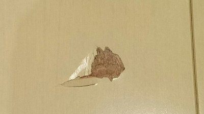 家の中の小さな事故、物が落下したことによる床のへこみです。