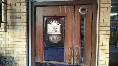 木製扉の補修、住居の扉だけではなく、店舗や事務所の扉も補修も対応いたします。