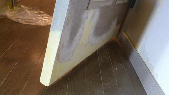 このような大きなドアのかじった傷も修復可能です。破損部、欠損部を樹脂パテで再生、現地色と柄合わせの塗装仕上げです。