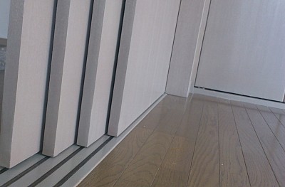 お客さま宅のドアの色を現地で作り、木目模様や単色問わず、当社は全て塗装で仕上げます。主な塗料は高耐久なウレタン樹脂塗料です。缶スプレーのラッカー塗料と比べ、灯油や薬品がかかっても簡単には溶けません。