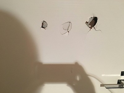 複数のドア穴補修、ひとつのドアに穴多数の場合も可能な限り対応いたします。