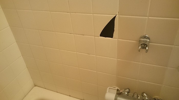 浴室のタイル割れ、穴です。