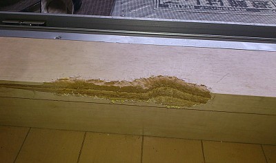横浜市、横須賀市、東京都、その他関東エリア、イヌがガリガリにかじった柱や木枠の噛んだキズで困っている方へ…枠や柱の交換工事、新品に取り替えるのではなく、今ある枠をリペア再生いたします。