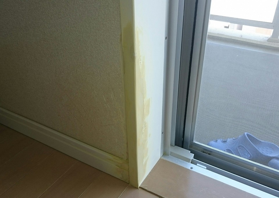 ガシガシに噛まれた破損部を樹脂パテで形成、元のカタチに整えます。※黄色い部分がキズに充填したポリエステル樹脂パテです。