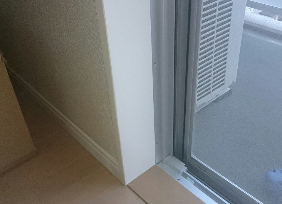 窓際の日当たりの良い枠なので、形や色や艶をより丁寧に仕上げました。枠表面のエンボス加工も可能な限り再現しました。修理したとはわからないはずです。