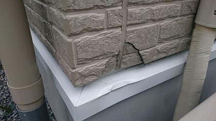 横浜市港北区戸建て/外壁の凹み、潰れ…小範囲であれば大掛かりな交換工事は不要です。