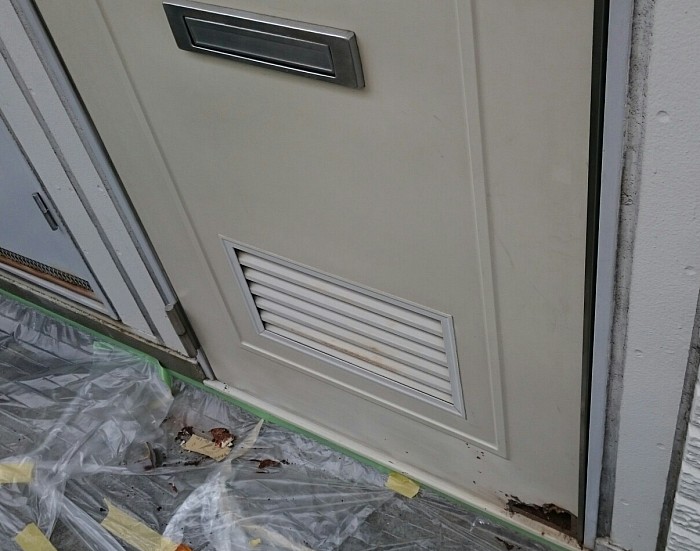 ドアの錆を可能な限り除去後、穴が空いて空洞になったドア内部にアルミまたはステンレスの板で土台を形成します。