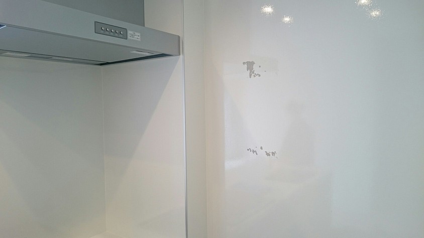 お掃除の時に強力なテープのついたフックをはがしたら、キッチン壁がべりっと剥がれてしまいました。