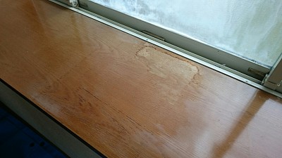 出窓カウンター、経年劣化と日焼けによる剥がれや変色