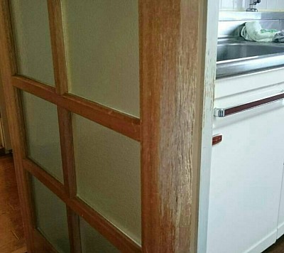 神奈川県横浜市の柱の引っ掻きキズ補修、爪研ぎによる柱のえぐれ補修承ります。 洋室や和室のかじり跡や噛んでボロボロの柱修復、敷居も対応いたします。