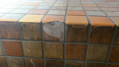 階段のタイル破損です。