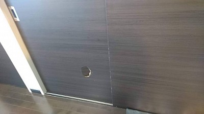 鎌倉市大船マンション、並んでいるドアも色や柄、風合いも合わせて全体的に見ても違和感が少なくなるように仕上げます。