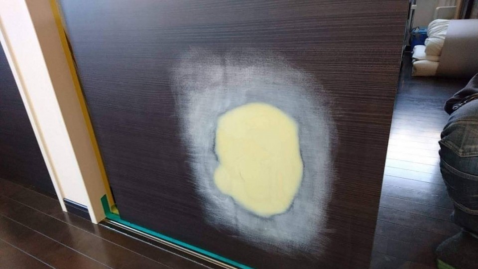 樹脂パテ充填・穴のまわりも歪んでいるので、パテの範囲は穴よりかなり大きくなります。パテ硬化後、平滑研磨します。