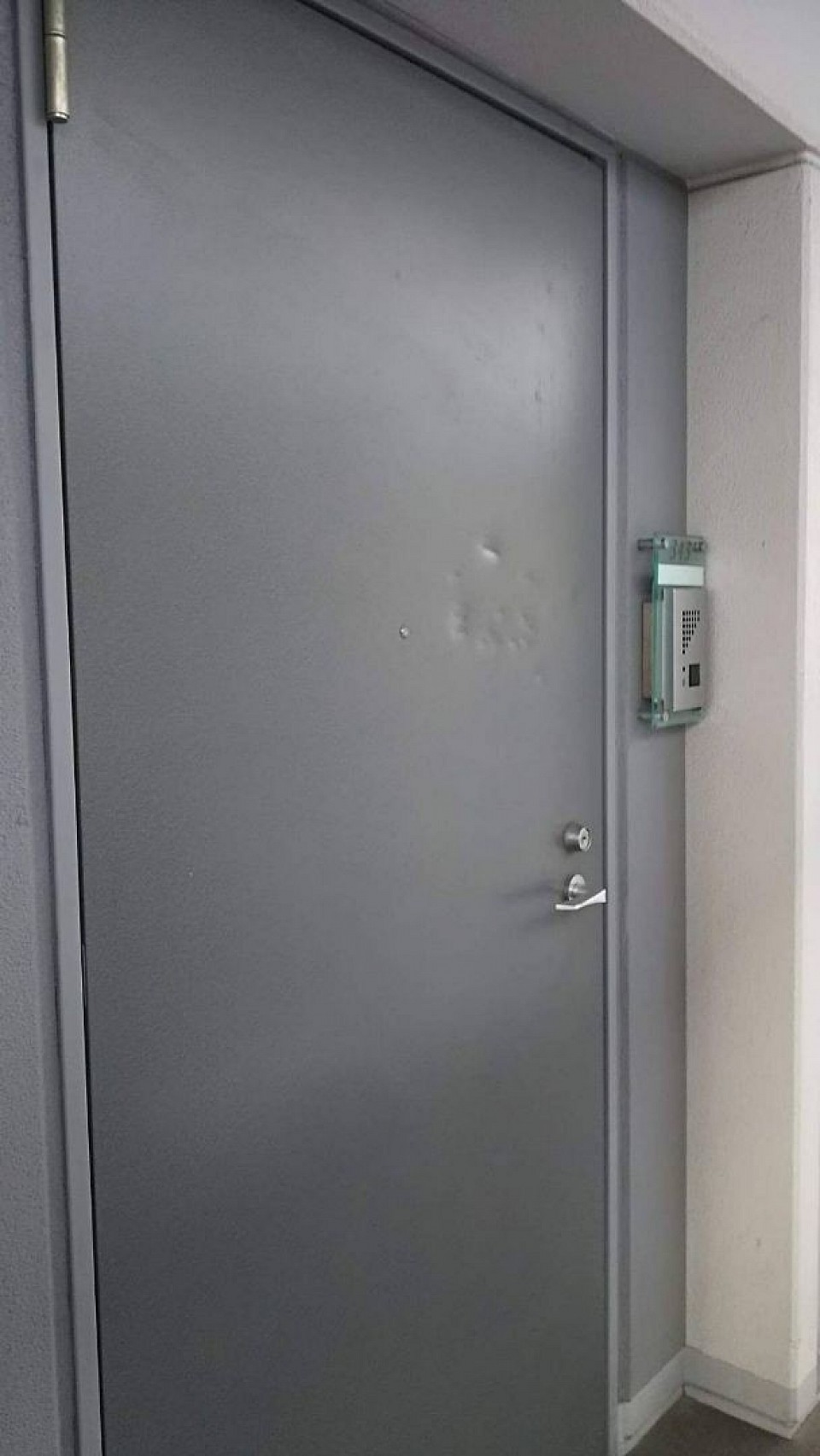 横浜市、横須賀市、関東全域対応いたします。スチール扉、木製、アルミ製、玄関扉の補修料金 (技術料金＋材料費)1箇所 ・10cm以内 36,000円から ・15cm以内 45,000円から ・15cm以上の扉破損は現地確認となります。