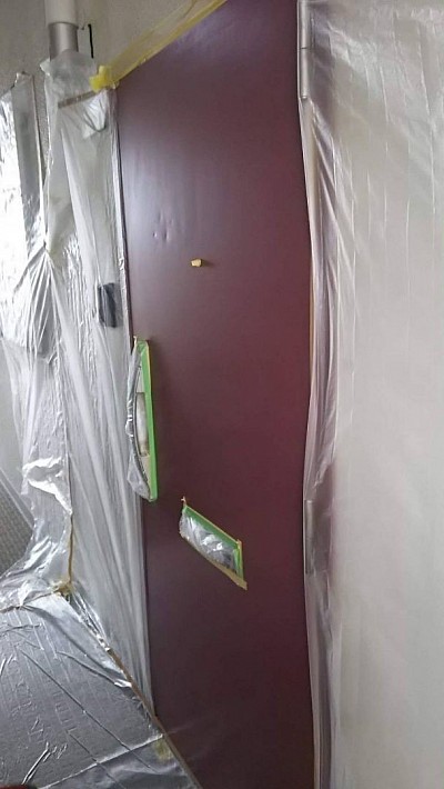 いろいろな色や木目柄の玄関扉の凹みキズに対応いたします。