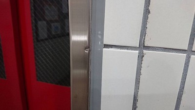 エレベーター ステンレス枠の凹みです。