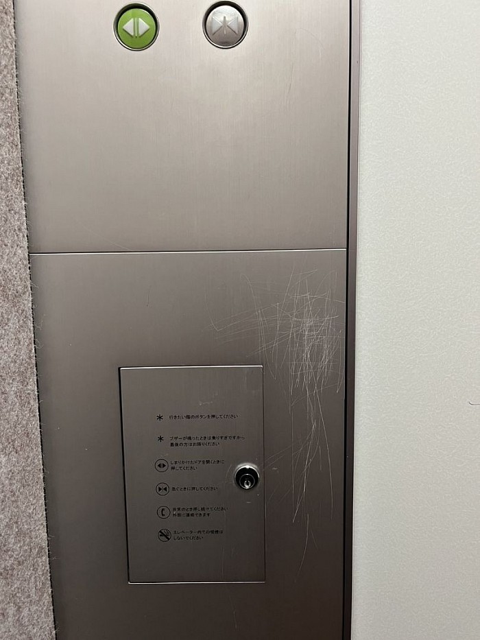 エレベーターのボタン、スイッチパネルの引っ掻き傷です。