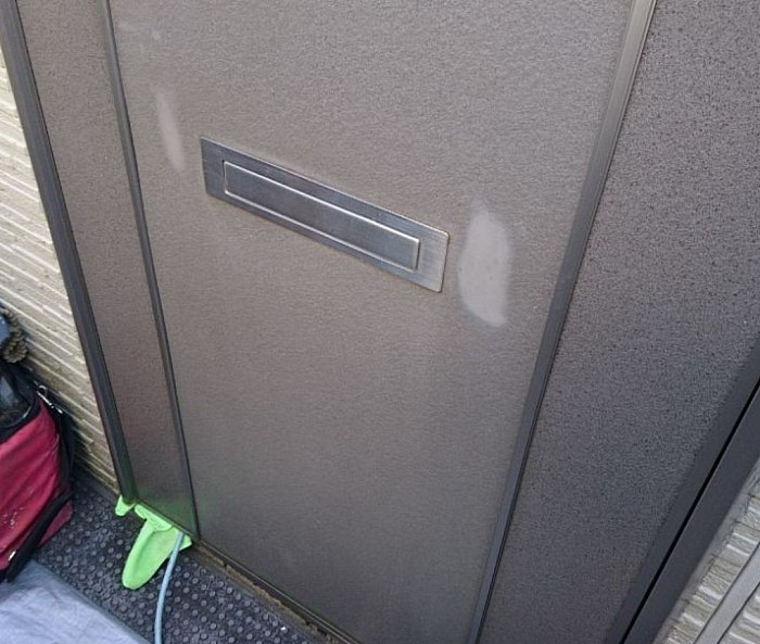ドアポストを強力なテープ長期間でふさいでたようです。剥がしたところ、ドア表面も剥がれてしまいました。 このタイプの玄関ドアは強い溶剤、シンナーが付着すると表面が溶けてしまいます。