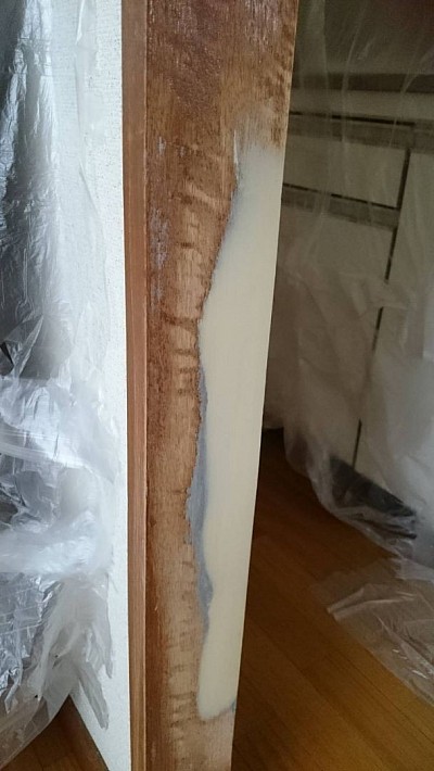 ガラス繊維パテと樹脂パテで柱の抉れた欠損部を作り上げます。