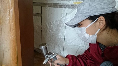 ガリガリに削れた柱以外に家具、椅子やテーブルの脚、襖、障子、天然木、板、木製品のリペアも承ります。