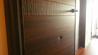 濃い色の木目がらのドア、個人的に好きな色です。
