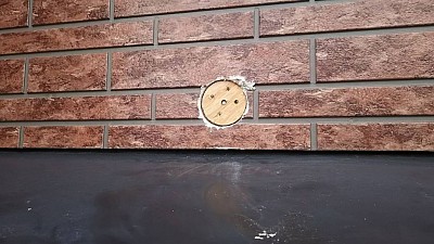 室外機につながるエアコンホースを撤去後、不要になった外壁の穴を塞いでほしいと依頼をいただきました。