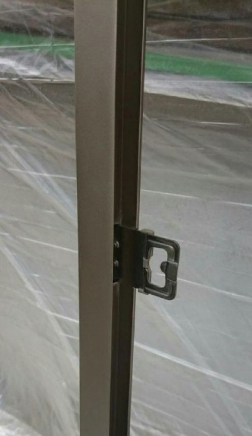 施工当日現地で、お客様宅に合ったアルミの色を作り、塗装機コンプレッサーに繋いだスプレーガンを使い、吹き付け塗装で仕上げます。アルミサッシは外さず、取り替えせず完結します。