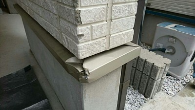 外壁金属水切り破損の補修料金 (技術料金＋材料費)1箇所 ・10cm以内 36,000円から ・15cm以内 45,000円から ・15cm以上 現地確認となります。まずは現地調査から承ります。お気軽にご相談ください。