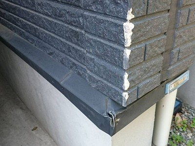 水切り角の凹みと外壁サイディング傷、違和感無く部分的な修復で仕上げます。