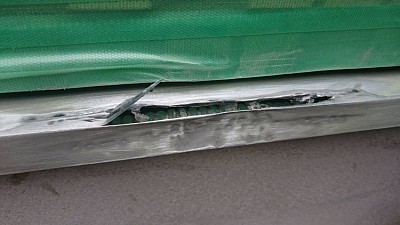 鋭利な金属が水切りを突きしました。水切り金属部穴と変形破損です。