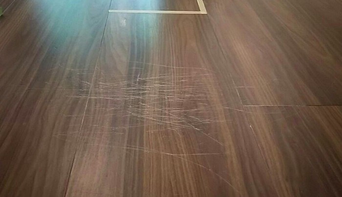 部屋じゅうに長い線の傷多数の場合も復元いたします。