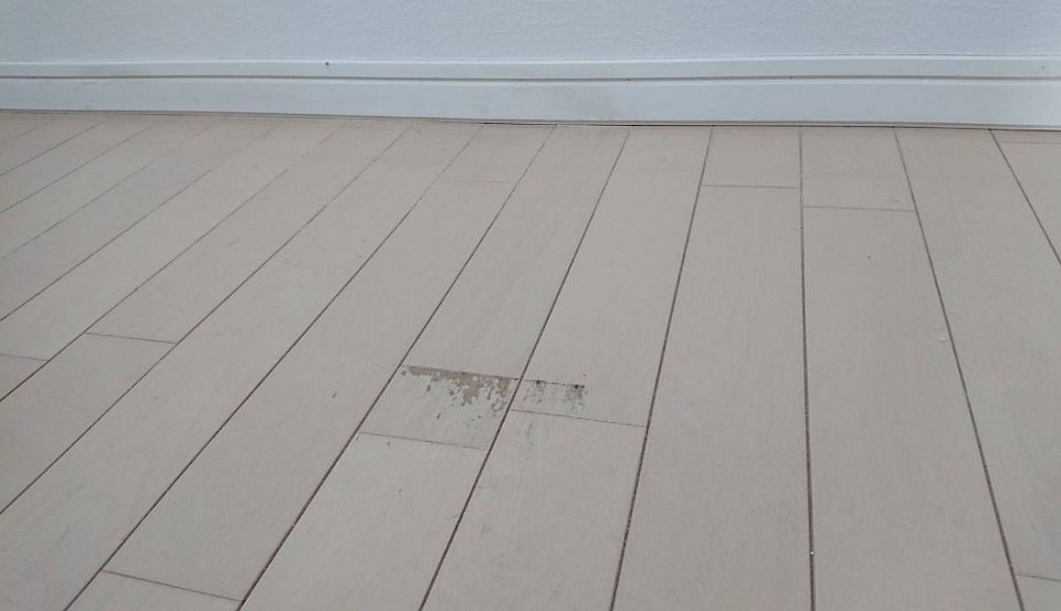 横浜市栄区マンション/重い家具の移動による、深いえぐれ傷です。
