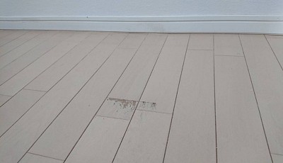 横浜市栄区小菅ケ谷マンション洋室/重い家具の移動による、深いえぐれ傷です。