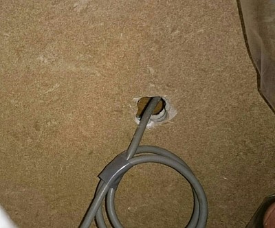 石目柄の鏡面タイル、配線の間違い穴を塞ぎます。