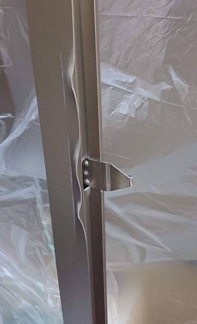 空き巣被害のバールによるアルミサッシ枠曲がり変形…写真のようなアルミ窓枠も交換ではなく修復対応いたします。LINEで写真を送っていただければ概算見積もりをご提示いたします。