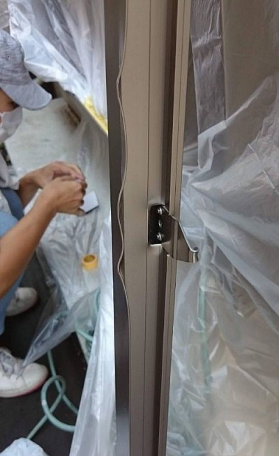 家、住宅の建材、窓枠アルミサッシ・手摺・笠木・その他アルミ製品の補修料金 (技術料金＋材料費)1箇所 ・10cm以内 36,000円から ・15cm以内 45,000円から ・15cm以上の破損は現地確認