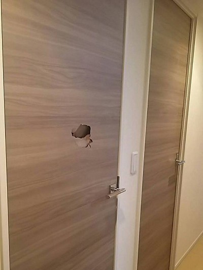 建具扉の凹みや割れ、室内のドア穴補修以外も玄関ドア、シャッタードア、その他お部屋のキズ補修対応いたします。2025年8月、最近の施工エリアと施工内容記録・南区井土ヶ谷引き戸穴（3枚）凹み補修・神奈川県横浜市西区平沼の脱走したハムスターによる壁穴と壁紙とドアの木目シートの剥がれ修理 ・横浜市南区蒔田の犬の尿で敷居の剥がれと膨らみ ・横浜市港南区上大岡の犬の噛み跡がついた柱の修復 ・横浜市栄区亀井町のフェレットの噛み傷直し ・横浜市金沢区泥亀の売却物件、小動物による部屋の建材の破損部分を修復 ・横浜市磯子区岡村の施設、デグーに噛みつかれた傷を修理修正 ・横浜市泉区中田南のかじられてえぐれた家具、椅子の脚の修復 ・横浜市保土ヶ谷区狩場町のペットのいたずらでビリビリに剥がされた壁紙を直したい ・横浜市鶴見区寺尾のペット不可のマンションなので猫にやられた爪研ぎ跡の修理、原状回復と減価償却についての相談・自分でフローリングの傷を補修してみる、自分でドアの修理に挑戦してみる｜リペアキットや補修道具の選び方、DIYに挑戦するためネットショップやアマゾンで道具や材料を購入、ユーチューブ、YouTubeなど動画を参考、道具や器具、缶スプレー、ホームセンター、削る、埋める、塗る、裏技、自己流から開業するためのリペアスクール｜応急処置的な補修方法を近々公開いたします。