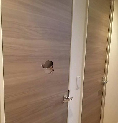 凹み穴のあいた室内扉・部屋の引き戸・クローゼット・穴あきドア補修、基本料金 ※挽き板、突き板は現地確認 (技術料金＋材料費)1箇所 ・10cm以内 36,000円から ・15cm以内 45,000円から ・15cm以上 現地確認で相談■2026年4月4日、最新のリペア施工記録│横浜市緑区鴨居の大きなドアの穴と多数のヘコミひび割れ、緑区十日市場と長津田の洋室ドア薄い茶色縦木目/ /横浜市青葉区青葉台からマンション空室、事務所として使っていたトイレドアと洗面の引き戸扉ヘコミ陥没修理依頼、白系のうっすら木目調ドア /港北区日吉の賃貸マンション、茶系の濃く太い木目模様のフラッシュドア、貫通した大きな破損修復※ドア表裏2面、大きな裏板を貼り、土台を作ってからパテ施工 /横浜市都筑区センター北マンション、強風で突然閉まり破損した洋室ドア、取っ手とラッチ破損修復、センター南マンション、下駄箱の扉凹み穴修復/横浜市保土ヶ谷西谷の退去後のアパート、単色の白いドアのマジック落書きや缶スプレーでいたずら書き、落ちない汚れに対してクリーニングとリペア対応//パンチとキックで大きく割れて損傷した茶木目扉修繕 //旭区二俣川、マンション、ガリガリ噛まれたトイレドアとハムスターにかじられたクローゼット扉修復、木目調クリーム色のドア//瀬谷区阿久和南、アパート退去前に猫の爪研ぎでバリバリに引っ掛かれたドアを痕跡が無いように修復/三ツ境アパート白の単色扉穴修理//中区元町アパートの洋室ドア、廊下側の大きな穴やまわりのひび割れ補修//西区タワーマンションのクローゼットと建具ドア各所、部屋ほぼ全部の鏡面ドア全面塗装、グレーの鏡面//南区蒔田戸建て，犬が噛んでドアの木目柄シートが大きく破れ、剥がれた所の修復 ・港南区上永谷の戸建て、思春期の家庭内暴力により、パンチと蹴りで複数箇所穴のあいた子供部屋のドア、寝室のスチール製収納クローゼット扉曲がり変形補修、横浜市港南区上大岡マンション､洋室と寝室ドアの穴修理//横浜市栄区小菅ヶ谷町マンションの和室の湿気とカビで白木が黒くなった障子枠と柱、襖の枠のみ修繕//横浜市金沢区泥亀のアパートの経年劣化やタバコの焦げとヤニ、生活で汚れた黄ばんだ白い古い型のドアの凹み補修//磯子区の叩かれたり蹴られて、ヘコミ多数の洋室ドア、古い飾り枠の木目調ドア//泉区領家のアパート空室、キッチン吊り戸扉と下台キャビネット扉の剥がれと欠け各所修復※大家さん依頼//保土ヶ谷区菅田、戸建ての下足入れ、大きくドア真ん中を損傷したドアを外して、外で施工//鶴見区東寺尾のマンション扉蝶番まわりの剥がれ落ちた面材を補強を入れて修理、扉とキッチンキャビネット補修/その他、賃貸退去時の原状回復や減価償却についての相談/