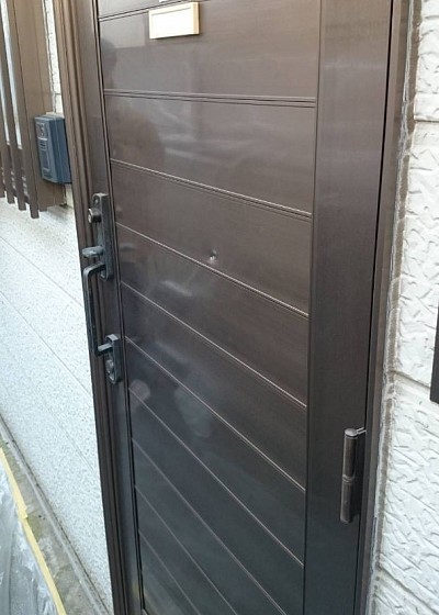 アルミ玄関ドア、物をぶつけた中央部の凹みです。