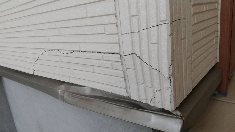 横浜、川崎、藤沢、横須賀から東京都、その他関東エリアの外壁補修対応いたします。…家の車庫の壁、外壁凹み割れ、土台水切り凹み潰れ破損