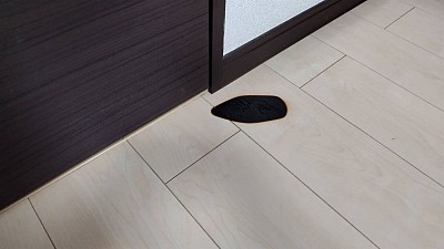 鎌倉市由比ヶ浜マンション/白っぽい床に黒い焦げ、目立ちます。