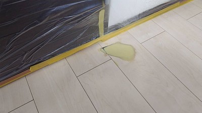 研磨と樹脂パテによる下処理、焦げて凹んだ部分をまっ平らに戻します。