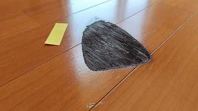 フローリング、アイロンの真っ黒い焦げです。焦げて床表面が抉れていました。