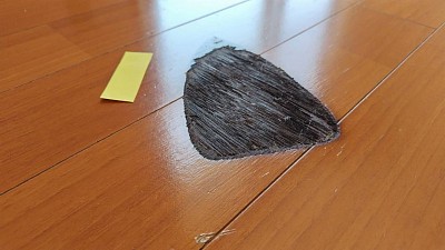 横浜市港北区菊名テラスハウス/フローリング、アイロンの真っ黒い焦げです。焦げて床表面が抉れていました。