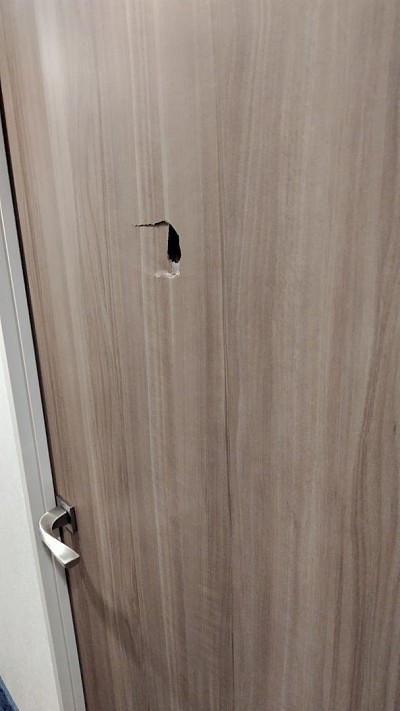 濃い色の木目がらのドア、個人的に好きな色です。